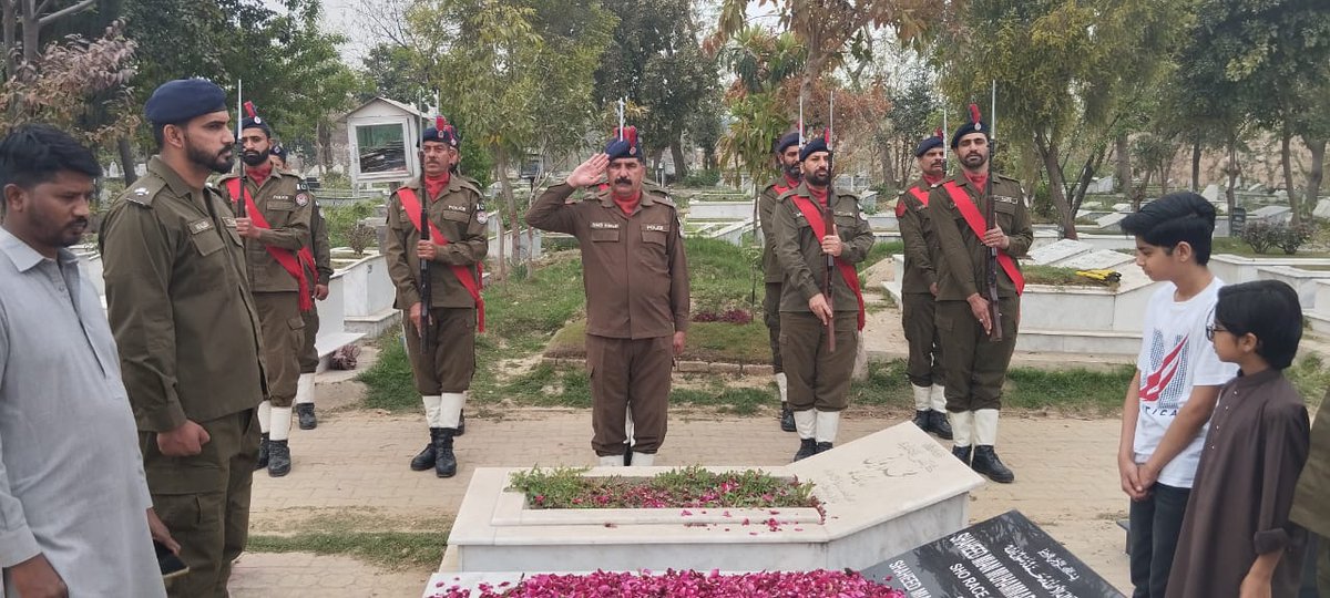RwpPolice's tweet photo. انسپکٹر میاں محمد عمران عباس شہید، تاریخ شہادت 07 مارچ 2021۔ شہید کے بچوں کے ہمراہ راولپنڈی پولیس کے افسران اور چاق و چوبند دستے کی شہید کی لحد پر سلامی، پھول چڑھائے اور شہید کے درجات بلندی کی دعا کی۔ شہداء کی عظمت کو سلام, https://t.co/TyhtkGOf84