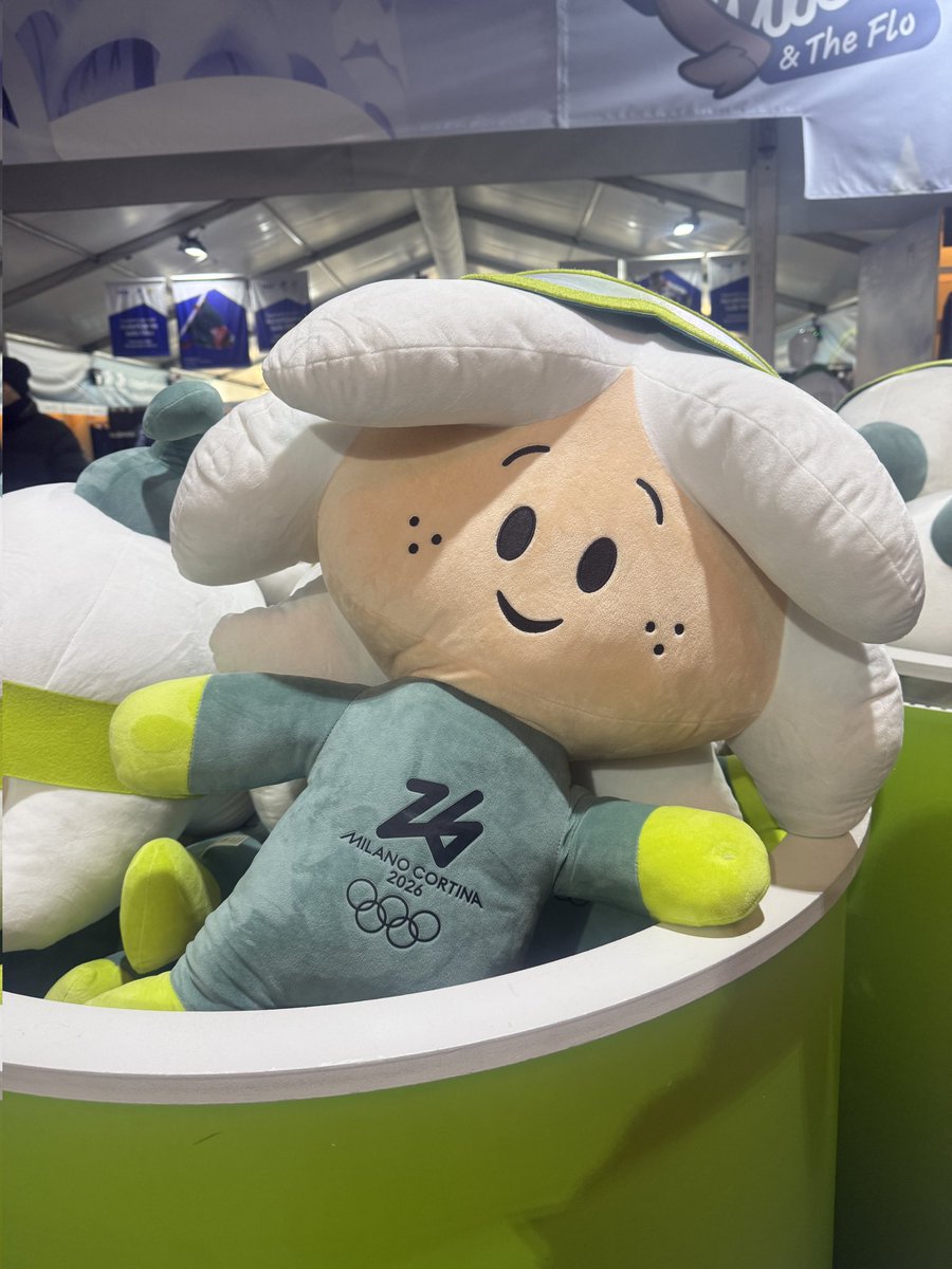 開会式から一夜明け、いよいよ本格的に競技が始まります❄️

取材班は現地到着後、オリンピック途中から姿を見ない「ミロ」と「ティナ」のぬいぐるみを探しに公式ストア巡り……

「フロ」の被り物と巨大ぬいぐるみは見つけましたが、けっきょく 「ミロ」と「ティナ」には会えず、 https://t.co/3ki
