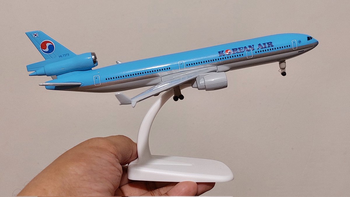 With the inhumane prices of diecast aircraft today, my appreciation for these not-so-polished but cheap Divisoria diecasts just keeps on growing. These two are my latest acquisitions. 🛫