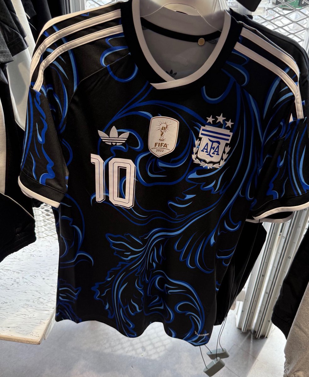 FotballVibes's tweet photo. Argentina’s away jersey for the upcoming World Cup has just leaked — and it’s absolutely stunning. 🤩🇦🇷 https://t.co/6vsiOXN7oG