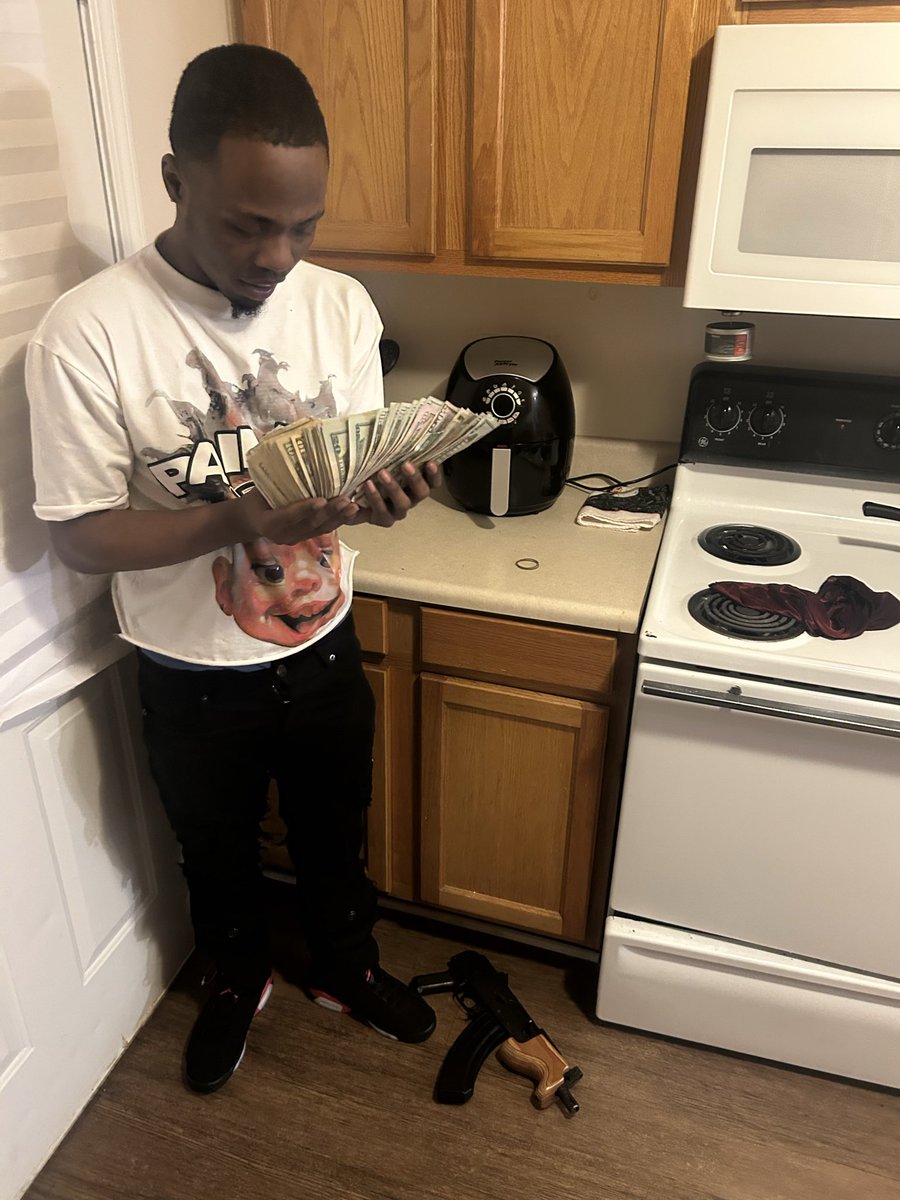 jaywitdarod's tweet photo. you either hustlin or u hatin https://t.co/i26BwqX5fg