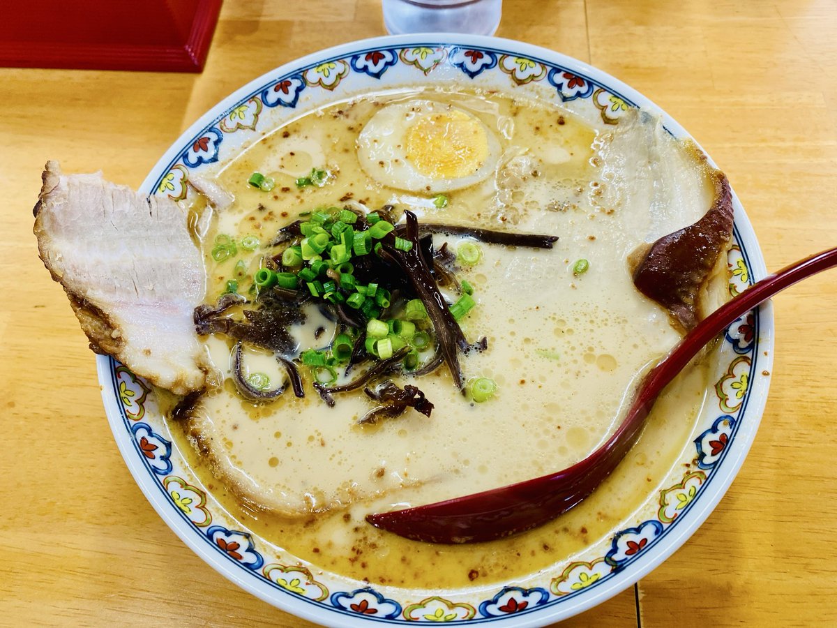 TSRacingdriver's tweet photo. 別府にある、ラーメンいっちゃん琴別府店に行ってきた！🍜
豚骨スープに焦がしにんにくのマー油を効かせた『熊本ラーメン』です。
大きな１枚焼豚が乗った『いっちゃんラーメン』最高でした☺️👍✨ https://t.co/sUcGqIn3kg
