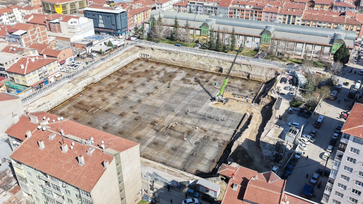 ayseunluce's tweet photo. Kurtuluş Kapalı Pazar Yeri’nde çalışmalarımız planladığımız takvim doğrultusunda hızla ilerliyor.

İnşaat sahasında altyapı ve temel hazırlık çalışmaları büyük ölçüde tamamlandı.

Otoparkı, pazarcı tezgâhları ve dükkânlarıyla modern bir pazar alanını hemşehrilerimizin hizmetine sunacağız.

#2026EskişehirYılı