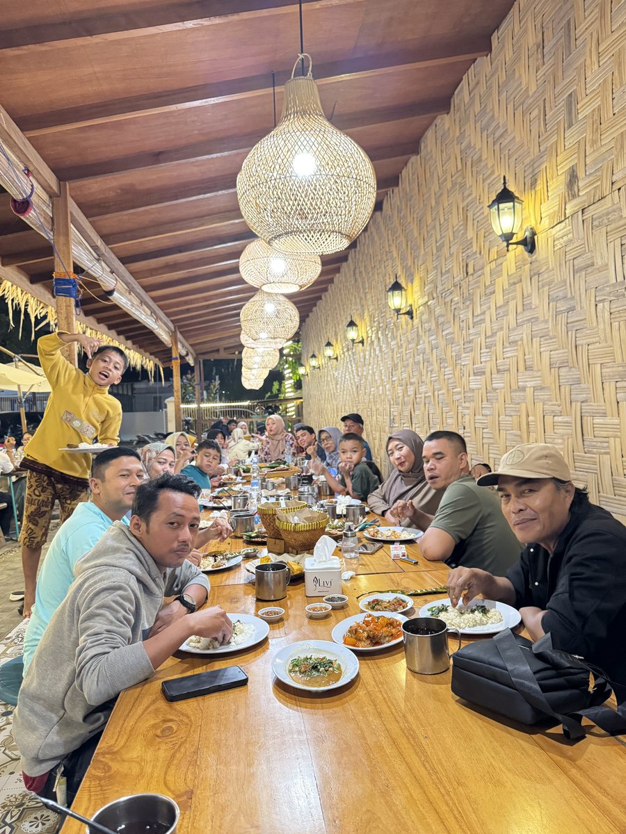 navyaddict26's tweet photo. Family time 👱🏻‍♂️👩🏻‍🦰🧕🏻👨🏻🧑🏻‍🦱👧🏻 https://t.co/XqPP3NB42n