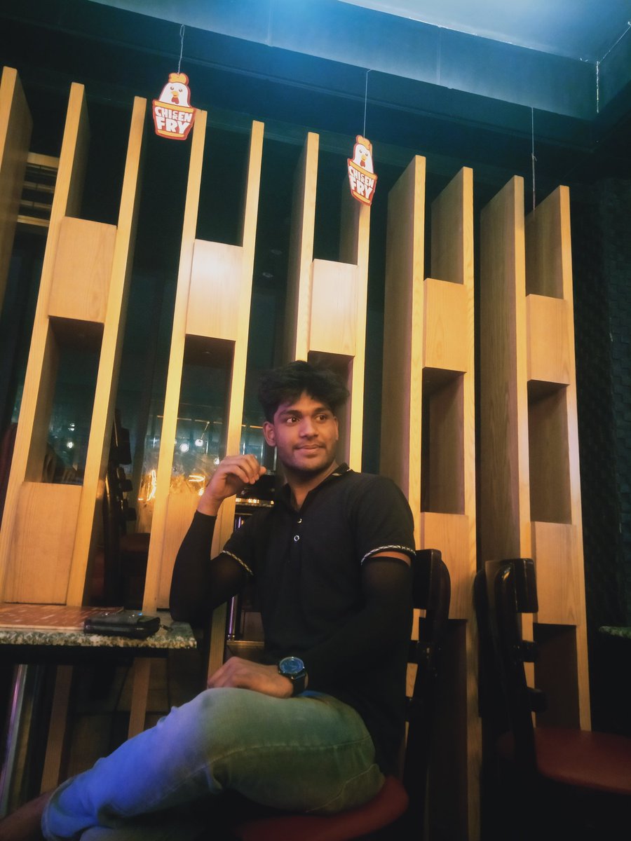 MdAlAmin_0's tweet photo. কখনো কখনো জীবনের ব্যস্ততার মাঝেও একটু থেমে নিজের সাথে সময় কাটানো দরকার এই শহরের হাজারো কোলাহলের ভেতরেও কিছু মুহূর্ত থাকে, যেগুলো খুব শান্ত আর নিজের মতো। স্বপ্নগুলো এখনো পথেই আছে কিন্তু বিশ্বাস আছে একদিন সব পরিশ্রমের ফল মিলবেই, জীবন যেমনই হোক, হাসিমুখে এগিয়ে যাওয়াটাই আসল শক্ত। https://t.co/hkHcmYidIz