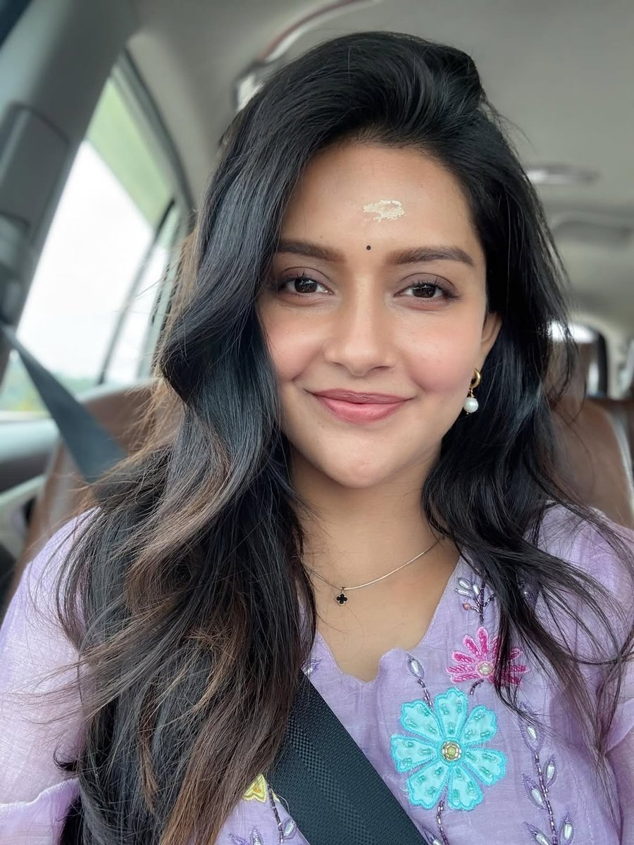 Mahima nambiyar❤️

one of the best homely facecard 🥵

want a wife like her😍