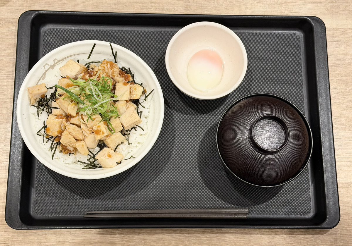 puyotaro0358's tweet photo. 【松屋でタンパク質50g超えのバグ丼見つけた🐣】

今週発売開始の松屋の鶏めし（大盛）は、

851kcal
P 53.2g F 9.7g
とタンパク質50g超えなのに脂質は1桁代の神数値❗️ 
ニンニクダレが効いてて普通に美味しい😍

＋100円で温玉つけると
味がマイルドになるし、タンパク質はもちろん、ビタミンやミネラルも増加するからお勧めだよ😋