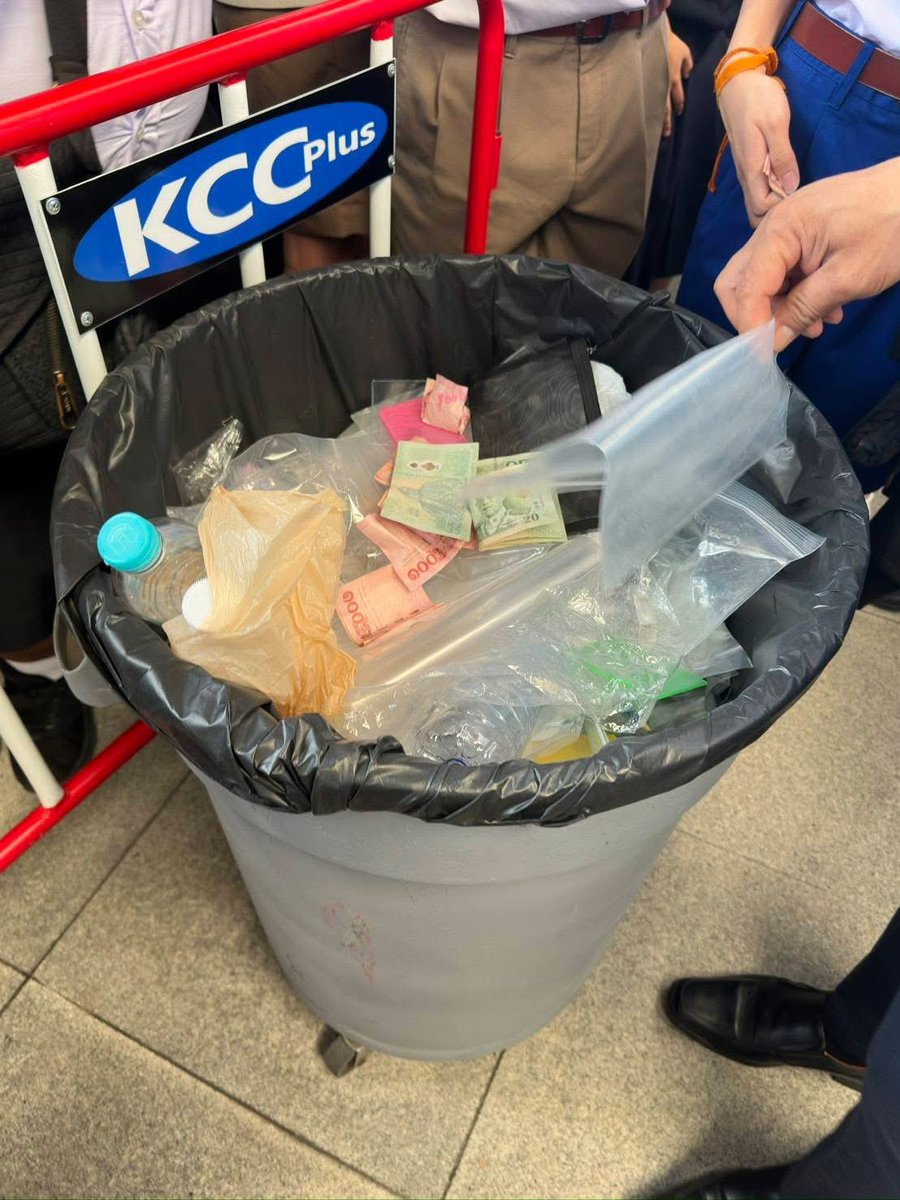 สอบ #เตรียมอุดม คือไม่อนุญาตให้นำเงินเข้าห้องสอบ มีกฎอยู่เข้าใจ แต่ว่ามันต้องเอาเงินเด็กทิ้งถังขยะเลยเหรอ?