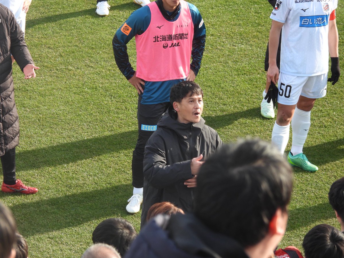 ura_consa's tweet photo. 【2026.3.7  vs松本】
試合後札幌ゴール裏
監督自ら「今日の試合は申し訳ない」
サポーターに説明。
極めて異例。
#consadole
#yamaga https://t.co/MelWOlyBNE
