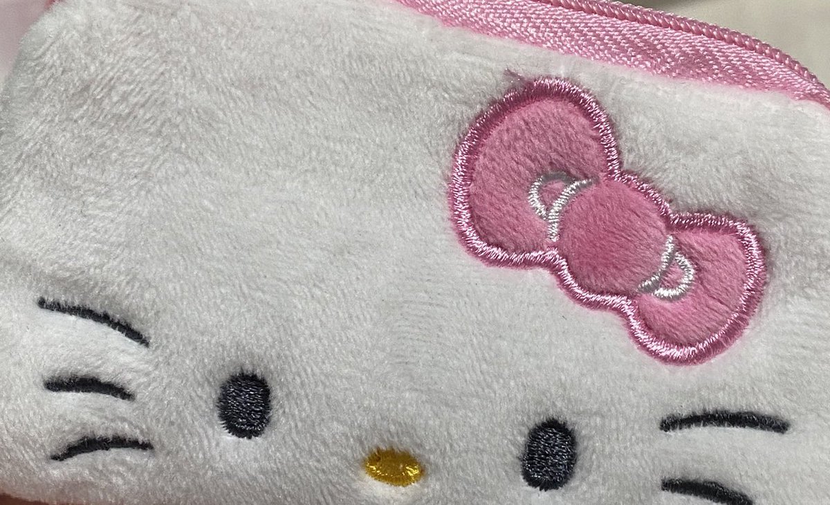 kiki___599's tweet photo. 3시 46분에 망우역 경의중앙선에서 내렸는데 다이소 핑크 키티 미니 지갑을 잃어버렸습니다ㅜㅜ
 거기에 신분증이랑 카드 다 들어있어서 진짜 너무 중요해요ㅜㅜ 제발 연락주시고 인용이나 알티해주세요ㅜㅜ

이 지갑의 얼굴색이 핑크색인 버전임니더ㅠㅠㅠ https://t.co/z8uFldqi4j