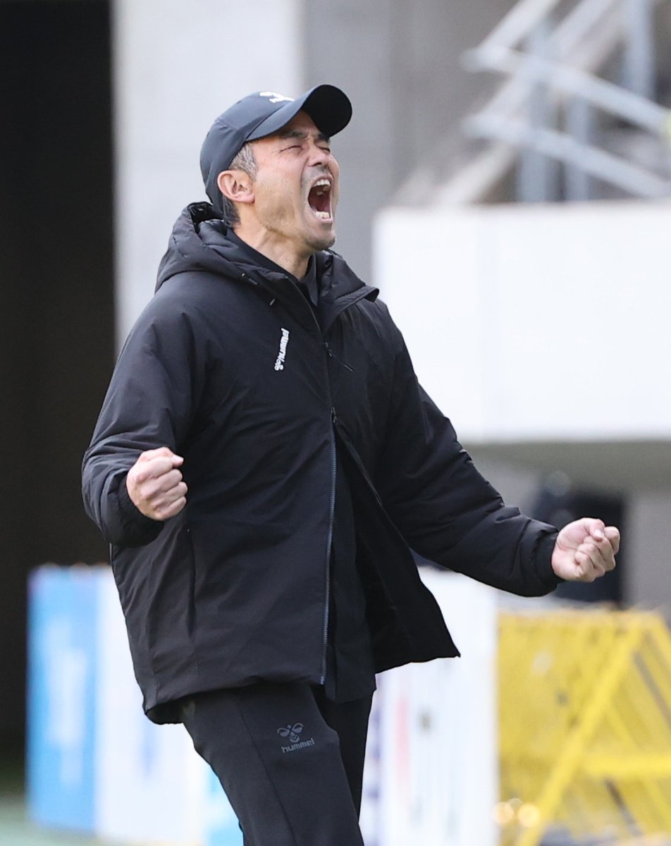 ＜ジェフユナイテッド千葉 vs 柏レイソル＞

勝利を喜ぶ小林慶行監督

（撮影・西海健太郎）

#jefunited #ジェフ千葉