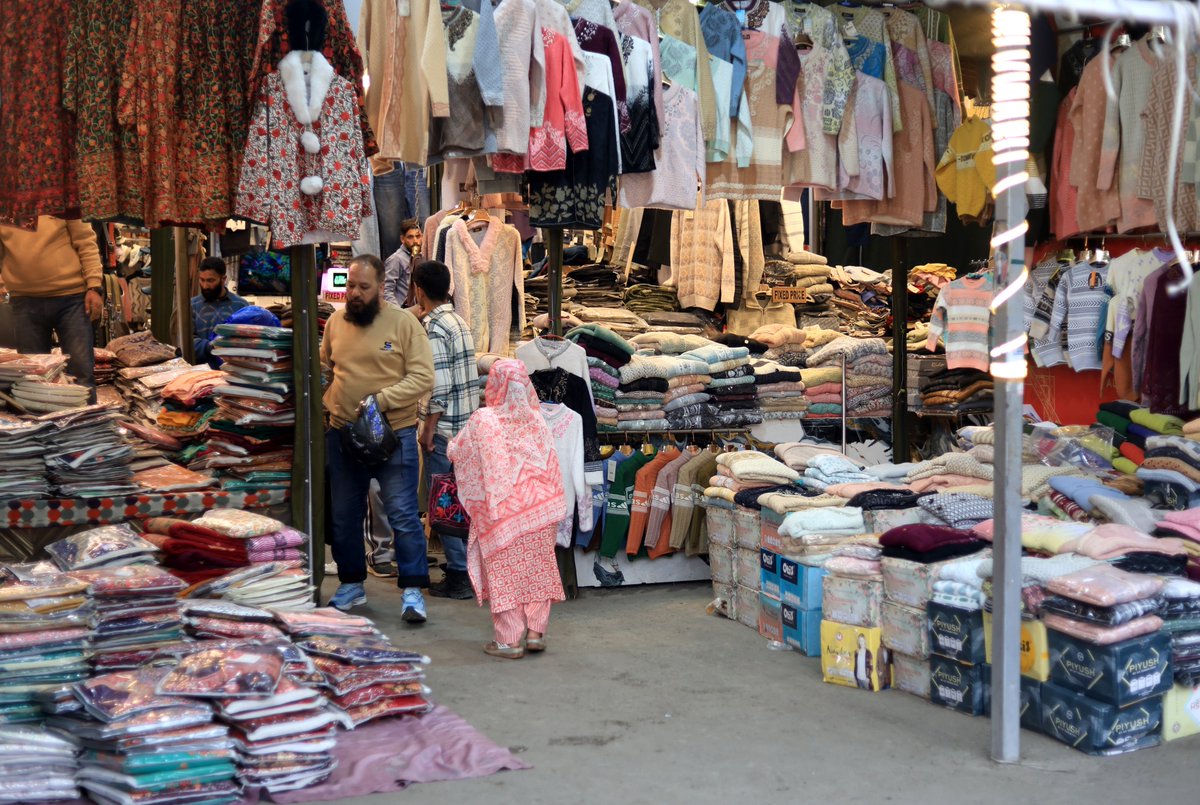 DailyExcelsior1's tweet photo. InPics | Normalcy returns as people hit markets in Srinagar's Lal Chowk on Saturday after days of precautionary restrictions.

#Srinagar #JammuAndKashmir #Normalcy #restrictions #Kashmir

Pics | Shakeel/Excelsior https://t.co/d5pfDtdlPi