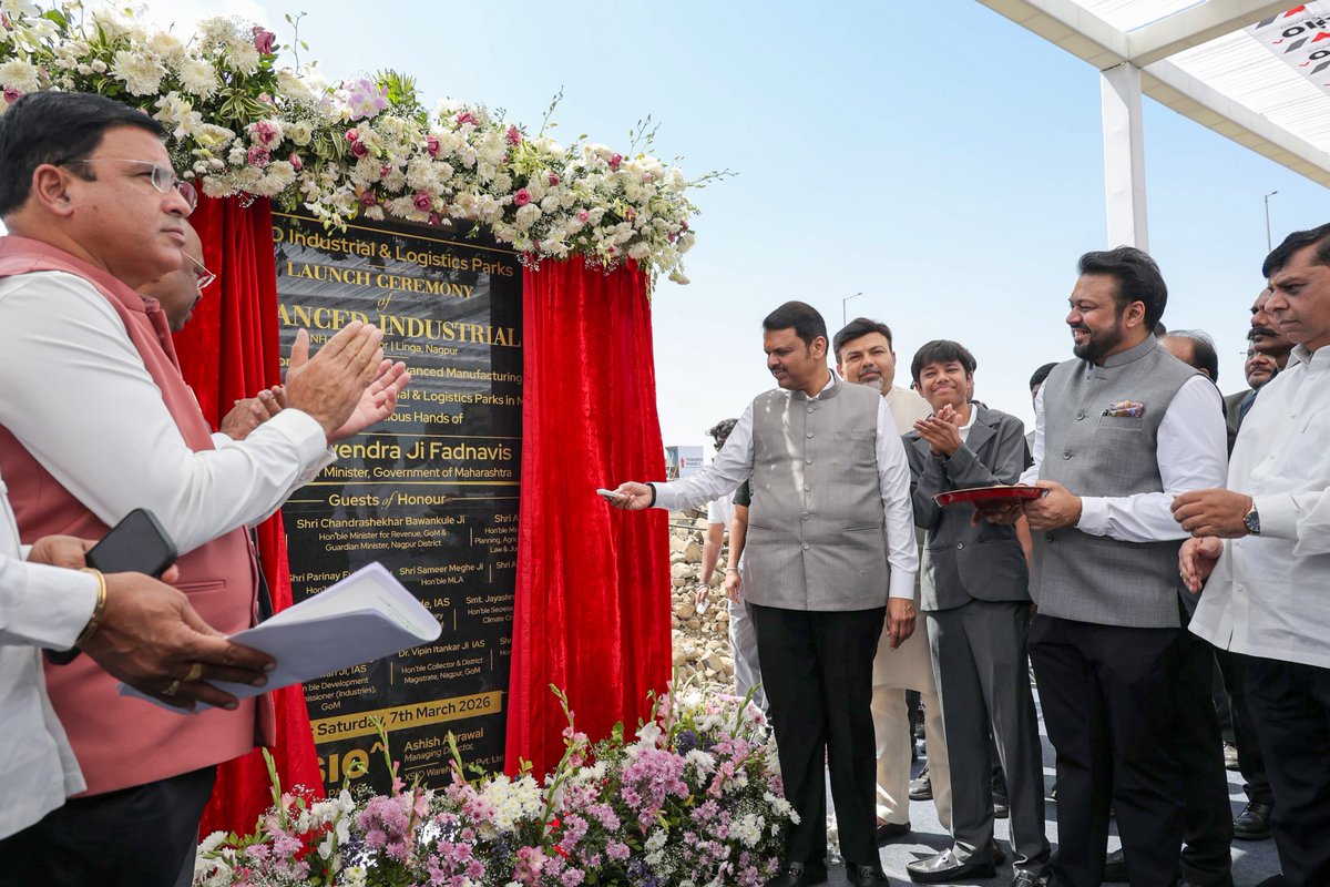 CMOMaharashtra's tweet photo. 🔸 Bhoomipujan and stone plaque unveiling of XSIO Advanced Industrial Park at the hands of CM Devendra Fadnavis.
Minister Chandrashekhar Bawankule, MoS Adv Ashish Jaiswal, MLA Dr. Ashish Deshmukh, MLA Charansing Thakur and other dignitaries were present. 

🔸 मुख्यमंत्री देवेंद्र फडणवीस यांच्या हस्ते 'XSIO एडवांस्ड इंडस्ट्रियल पार्क'चे भूमीपूजन व कोनशिला अनावरण.
यावेळी मंत्री चंद्रशेखर बावनकुळे, राज्यमंत्री ॲड. आशिष जयस्वाल, आमदार डॉ. आशिष देशमुख, आमदार चरणसिंग ठाकूर व इतर मान्यवर उपस्थित होते.

🔸 मुख्यमंत्री देवेंद्र फडणवीस इनके करकमलों 'XSIO एडवांस्ड इंडस्ट्रियल पार्क' का भूमिपूजन एवं कोनशिला अनावरण। 
इस अवसर पर मंत्री चंद्रशेखर बावनकुले, राज्यमंत्री एड. आशिष जयस्वाल, विधायक डॉ. आशिष देशमुख, विधायक चरणसिंग ठाकुर एवं अन्य मान्यवर उपस्थित थे। 

🕛 11.45am | 7-3-2026📍Nagpur | स. ११.४५ वा. | ७-३-२०२६📍नागपूर.

@Dev_Fadnavis @cbawankule @Ashishjaisw3Adv @AshishRDeshmukh @charansing07 @xsiologistics 
#Maharashtra #DevendraFadnavis #XSIO #Nagpur