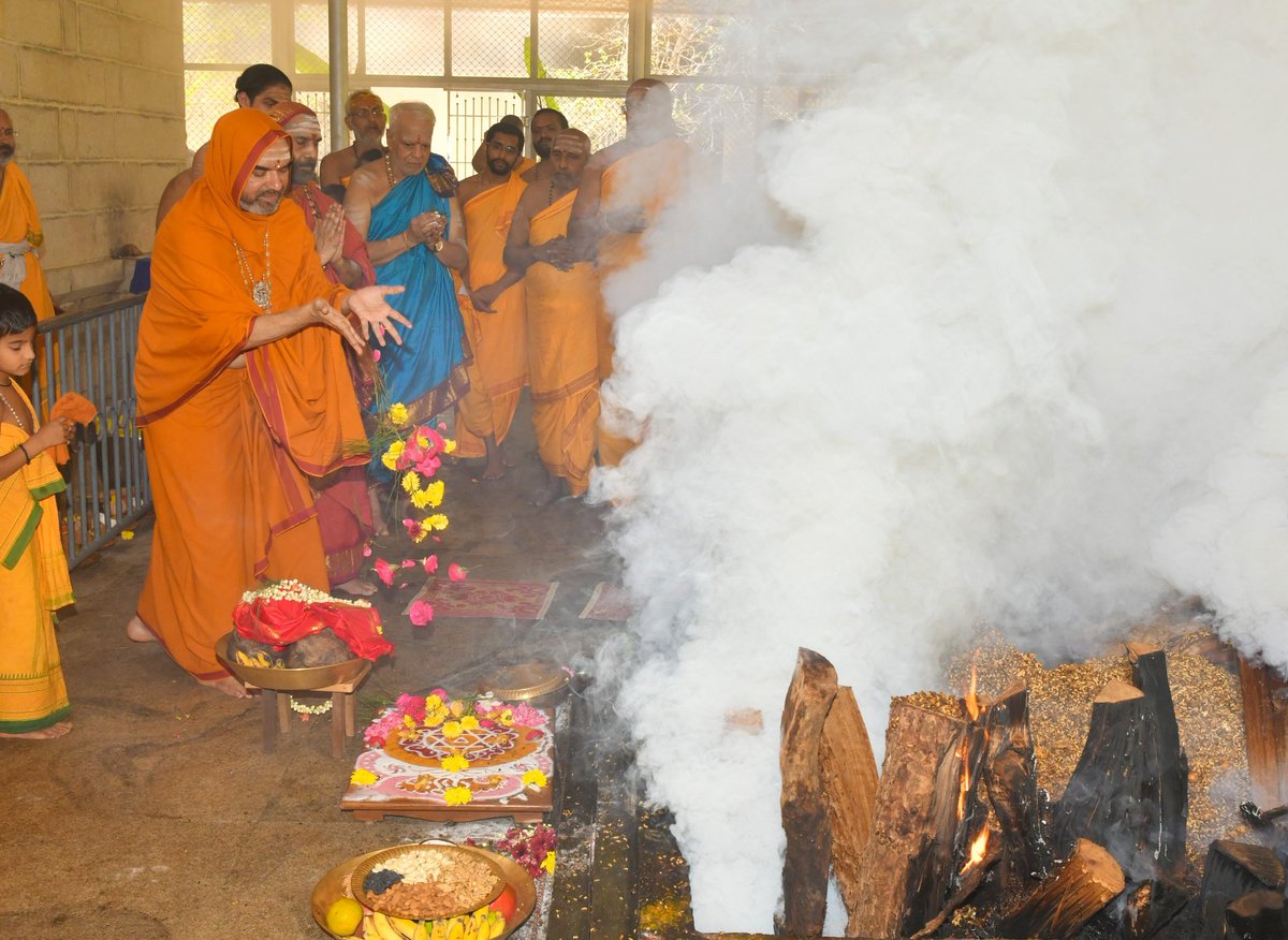ShankaraPeetha's tweet photo. ಶ್ರೀಸವಾರಿ ~ ಶ್ರೀಮೊಕ್ಕಾಂ:
ಶ್ರೀಜಗದ್ಗುರು ಬದರೀ ಶಂಕರಾಚಾರ್ಯ ಸಂಸ್ಥಾನಮ್, ಶ್ರೀವಿದ್ಯಾಪೀಠಮ್, ಶ್ರೀ ಕ್ಷೇತ್ರ ಶಕಟಪುರ https://t.co/RKQvNMC160