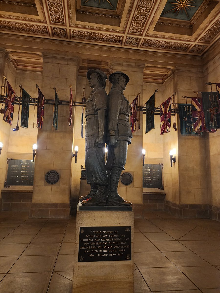 战争纪念馆

从新几内亚、印马到越南的丛林，澳大利亚军队带着一股英式殖民烙印：赢取民心、成本可控、高效情报

与美国军队相比，澳大利亚军队具备更“本地”化的反游击战体系和丛林思维，他们更懂如何去与土著学习和丛林共生，而不是对抗克服