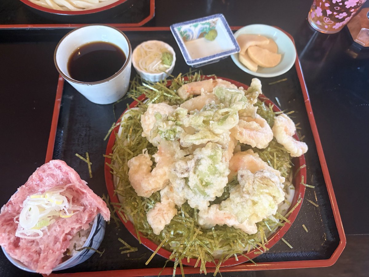 Usapan3__'s tweet photo. 今日のお昼はうどん居酒屋まさかさん
忍者エビ天ざるうどん+ネギトロ丼
ざるうどんの上に大量ののりと
海老天を手裏剣のように置いてるざるうどん！
プリプリのエビとふきのとうの天ぷらがおいしかった！
ご馳走様でした https://t.co/TrHEqTlZkm