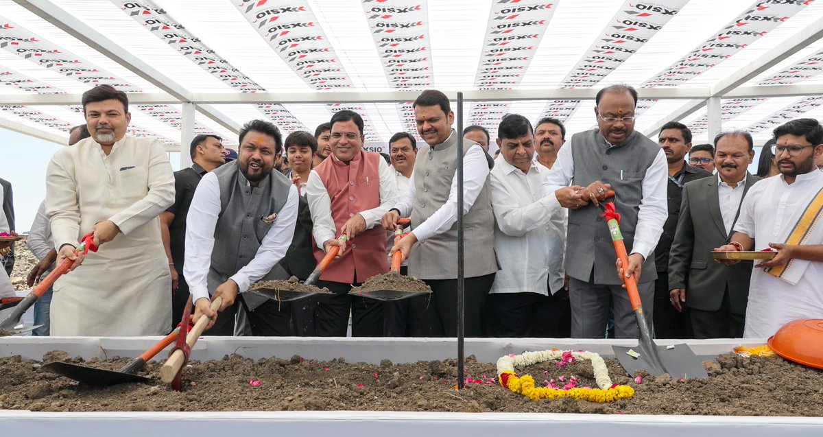 CMOMaharashtra's tweet photo. 🔸 Bhoomipujan and stone plaque unveiling of XSIO Advanced Industrial Park at the hands of CM Devendra Fadnavis.
Minister Chandrashekhar Bawankule, MoS Adv Ashish Jaiswal, MLA Dr. Ashish Deshmukh, MLA Charansing Thakur and other dignitaries were present. 

🔸 मुख्यमंत्री देवेंद्र फडणवीस यांच्या हस्ते 'XSIO एडवांस्ड इंडस्ट्रियल पार्क'चे भूमीपूजन व कोनशिला अनावरण.
यावेळी मंत्री चंद्रशेखर बावनकुळे, राज्यमंत्री ॲड. आशिष जयस्वाल, आमदार डॉ. आशिष देशमुख, आमदार चरणसिंग ठाकूर व इतर मान्यवर उपस्थित होते.

🔸 मुख्यमंत्री देवेंद्र फडणवीस इनके करकमलों 'XSIO एडवांस्ड इंडस्ट्रियल पार्क' का भूमिपूजन एवं कोनशिला अनावरण। 
इस अवसर पर मंत्री चंद्रशेखर बावनकुले, राज्यमंत्री एड. आशिष जयस्वाल, विधायक डॉ. आशिष देशमुख, विधायक चरणसिंग ठाकुर एवं अन्य मान्यवर उपस्थित थे। 

🕛 11.45am | 7-3-2026📍Nagpur | स. ११.४५ वा. | ७-३-२०२६📍नागपूर.

@Dev_Fadnavis @cbawankule @Ashishjaisw3Adv @AshishRDeshmukh @charansing07 @xsiologistics 
#Maharashtra #DevendraFadnavis #XSIO #Nagpur