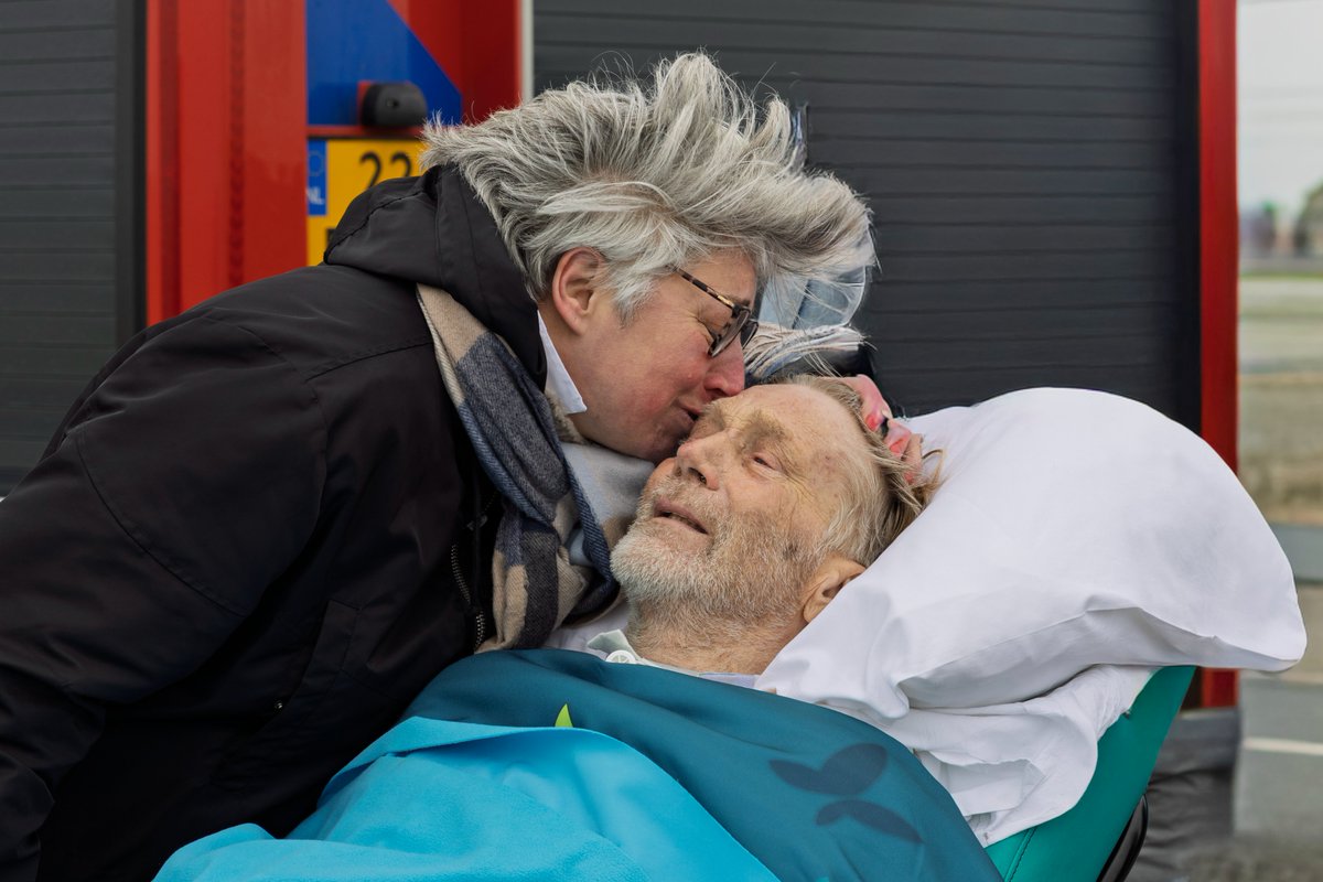 StAmbulancewens's tweet photo. Een indrukwekkende erehaag.
Kippenvel. Om stil van te worden. https://t.co/Mh7V4vIA7W