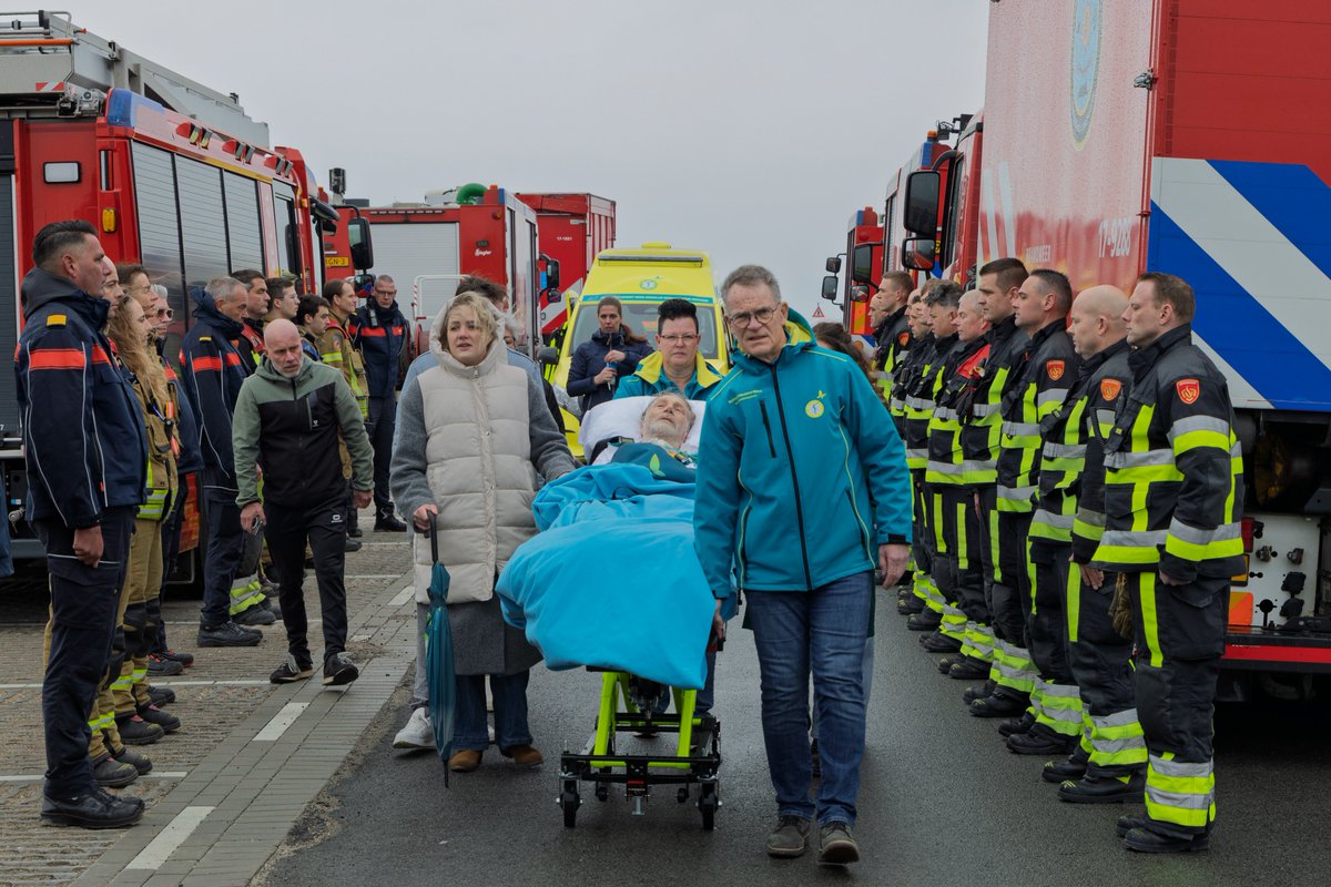 StAmbulancewens's tweet photo. Een indrukwekkende erehaag.
Kippenvel. Om stil van te worden. https://t.co/Mh7V4vIA7W