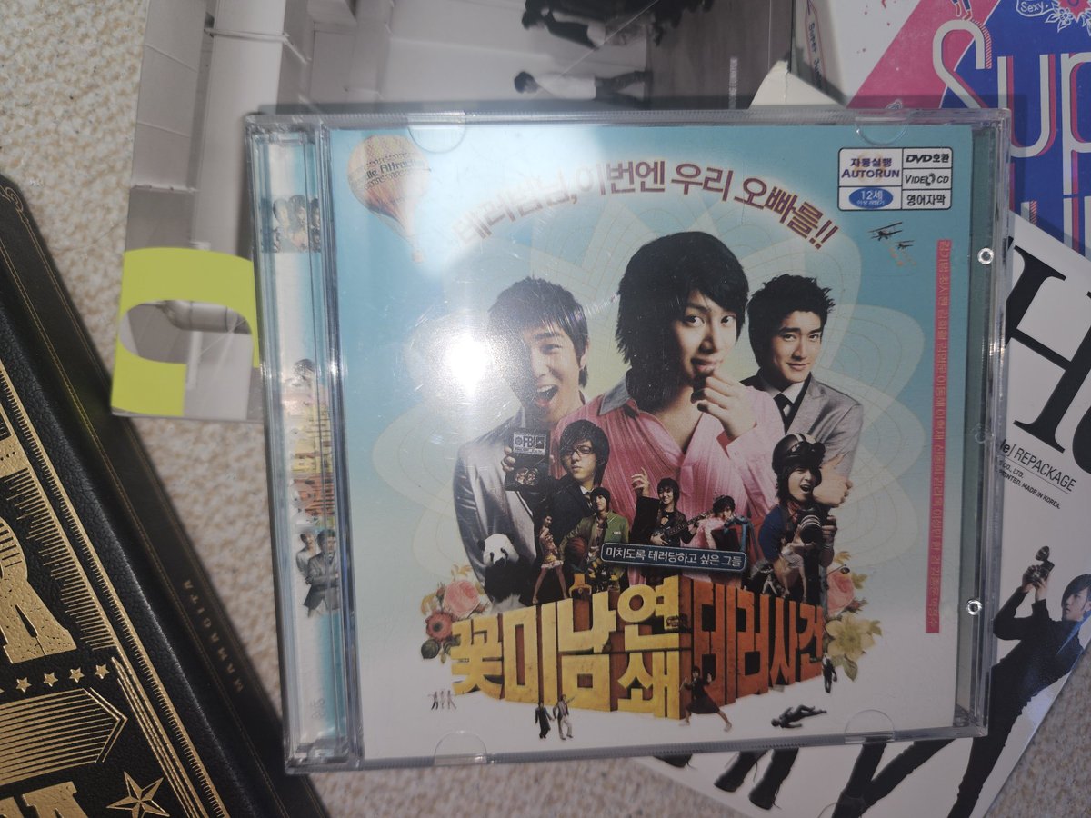 elff_ppo's tweet photo. 와
방청소하다가 꽃연테 dvd 찾음
심지어 여러개임 https://t.co/04fvXKfNxN