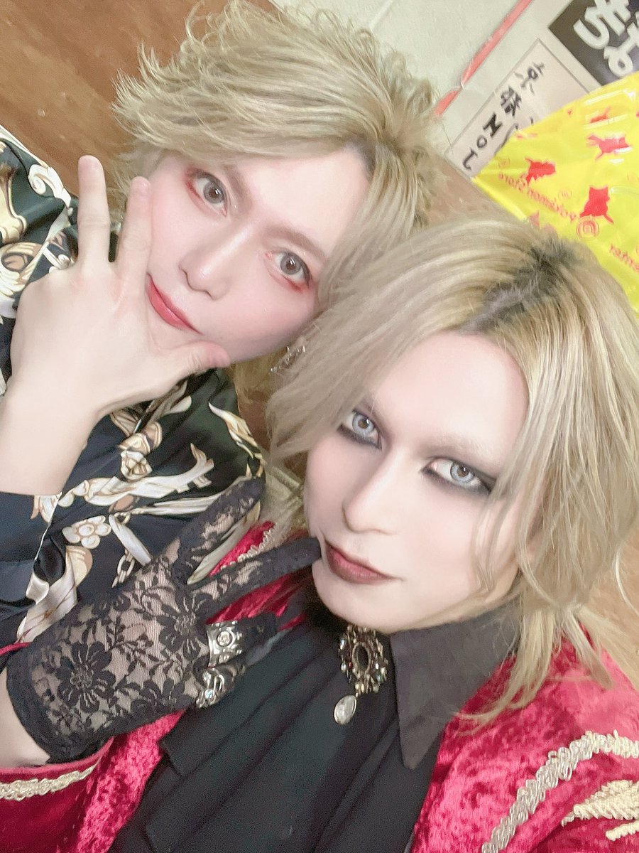 ORSEAS_LUM's tweet photo. Ryoさんと📸

当時はCLACK inc.ともよく対バンしてたし、
6年前にやったアザナセッションで弾いてもらって以来の再会☦️
その節はありがとうございました★

二日間の楽屋が当時の空気感のままで終始おもしろかったですし、懐かしかったです笑

お互いまた会える気がしているのでその時は宜しくおねがいします☦️