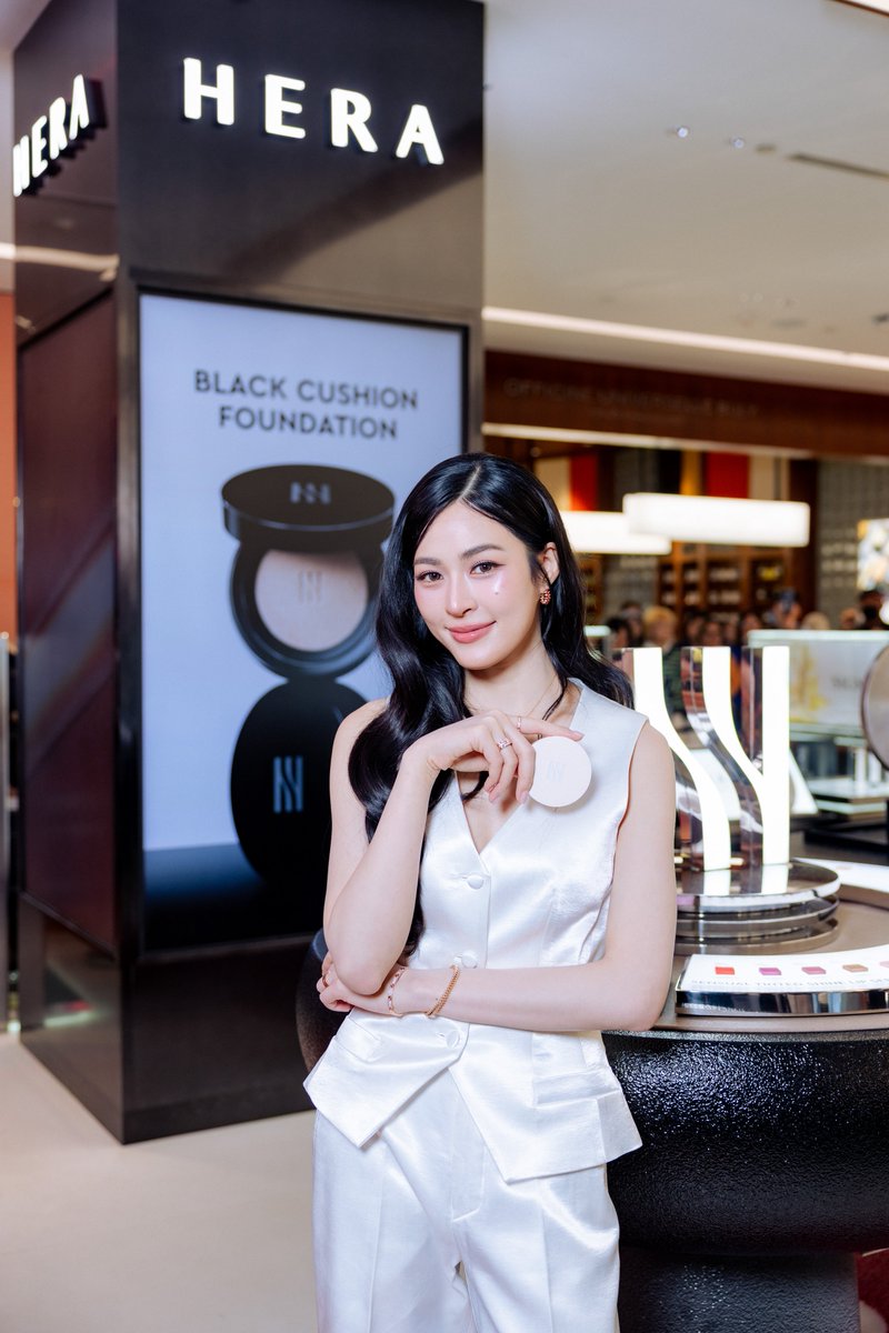 📸 Lingling Perfectly Captured with HERA 🖤
at Central The Fashion Disruptors 2026

🫶🏻 บรรยากาศความน่ารักของคุณหลิงหลิงภายในงาน HERA x Central <a href="/linglingsirilak/">linglingsirilak</a> 

LINGLING HERA CUSHION
#HERALoverWithLinglingKwong

#HERAxLingLing #HERAxCentralTheFashionDisruptors