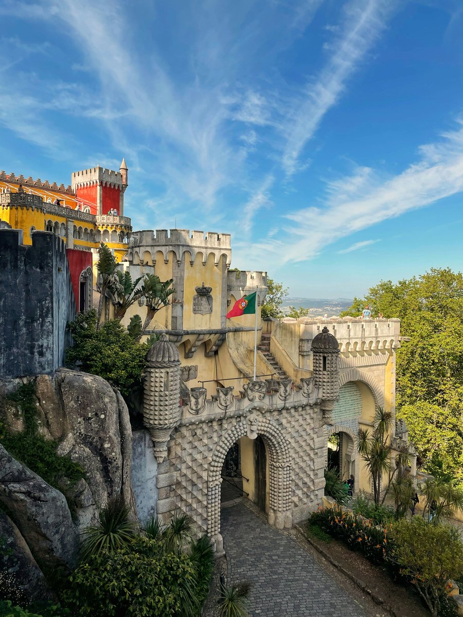 alentejo_1970's tweet image. Pena Palace in #Sintra, #Portugal is one of the world’s best examples of Romanticist architecture, mixing bright colors, domes, and whimsical details! 
Its hilltop location often sits above the clouds, giving it a dreamlike look. 🇵🇹