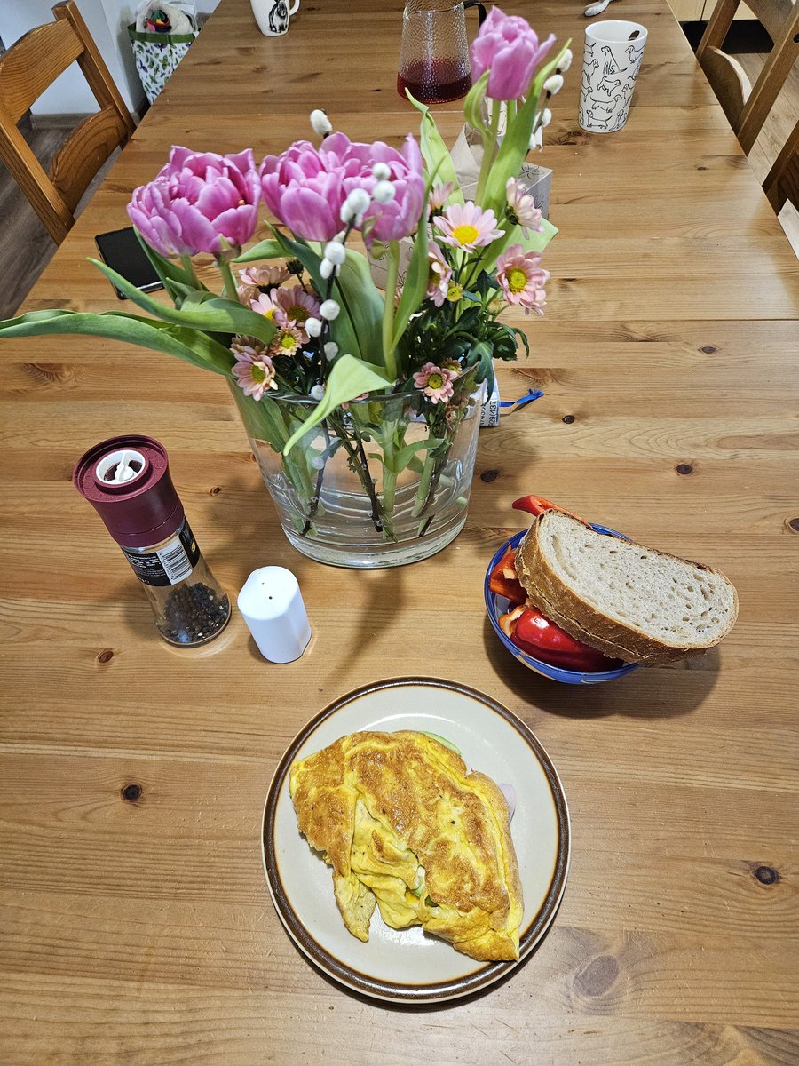 UncleDamin's tweet photo. Krásné ránko, Plantážníci🍀👋
Dneska se paní Daminová se snídaní pěkně vytáhla🤩
To se mi bude to dřevo hezky štípat😁
#mnam https://t.co/9UL4pP2Wtx