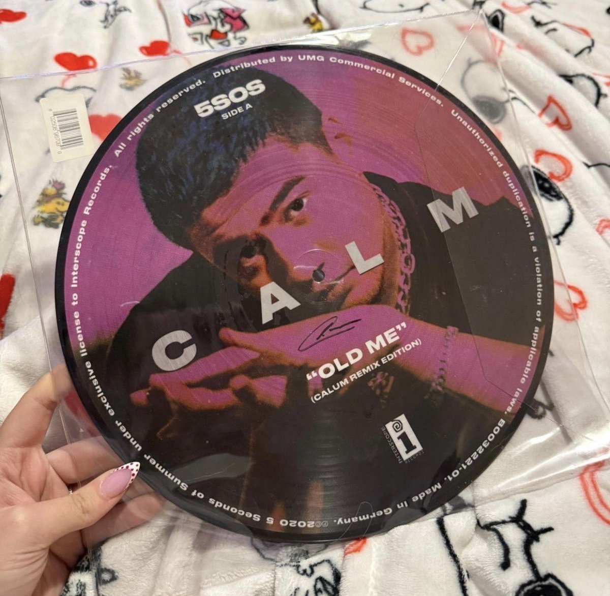 hllsgrl's tweet photo. can someone pls buy these 5sos vinyls off me . https://t.co/EmuFqV2lbG