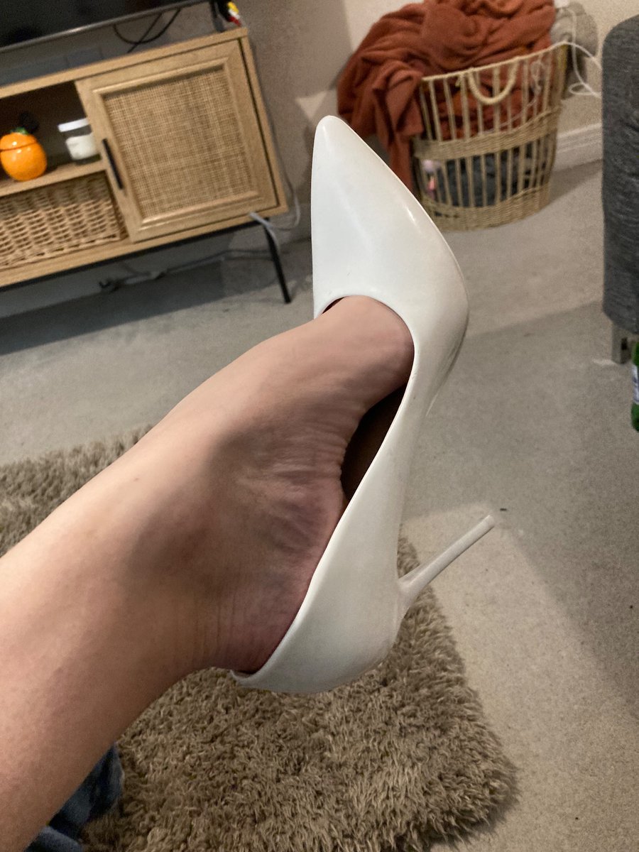 UkTrample's tweet photo. Looking for some online foot slaves to degrade and set humiliating tasks for 😘👣👠 https://t.co/mn4sLbS5nH