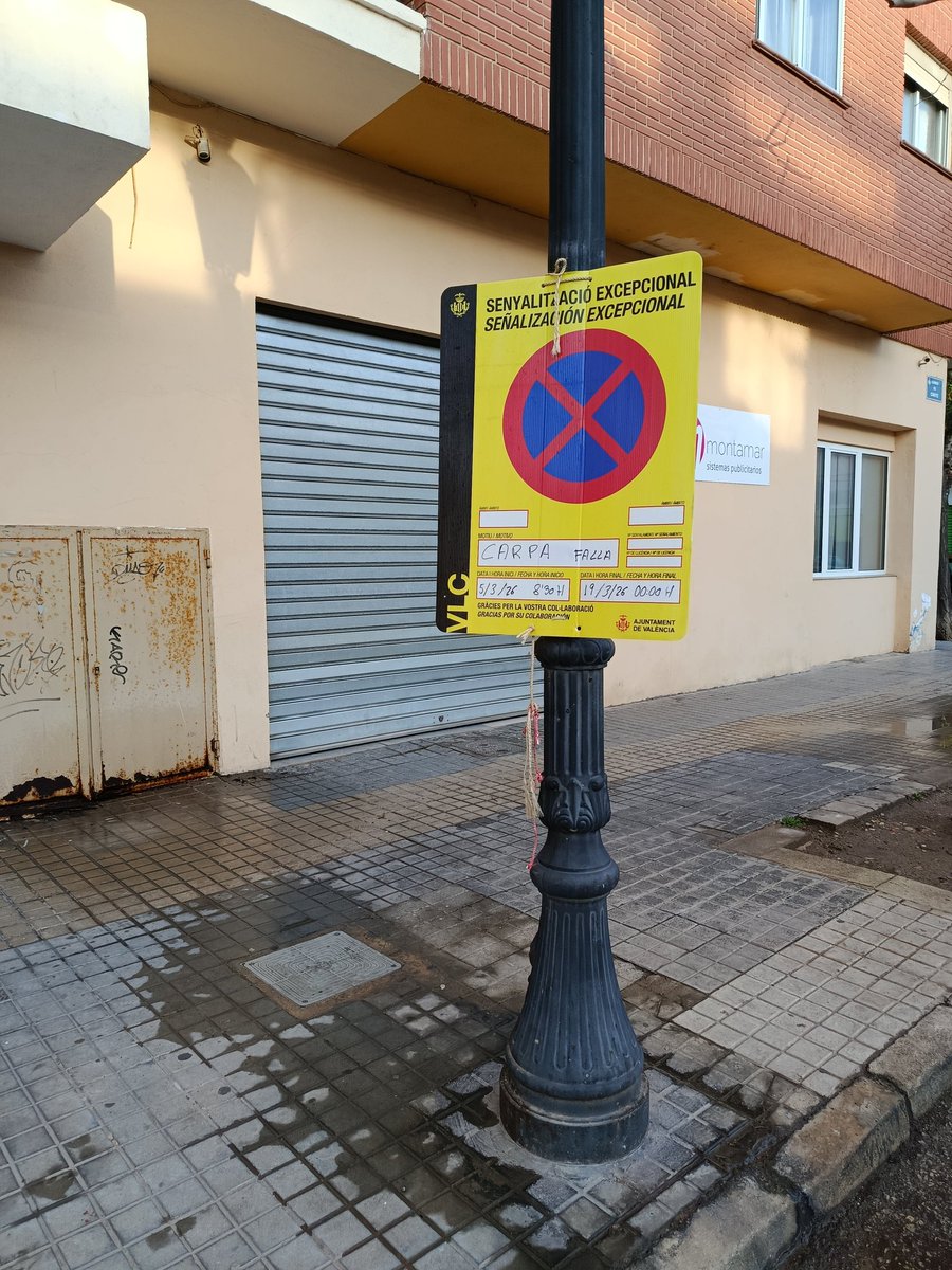 Adriix182's tweet photo. @AjuntamentVLC si prohibim aparcar pero montar carpes,  però dos després de l'inici de prohibició encara no s'ha montat res, què fem? https://t.co/8xbp0TSoBM