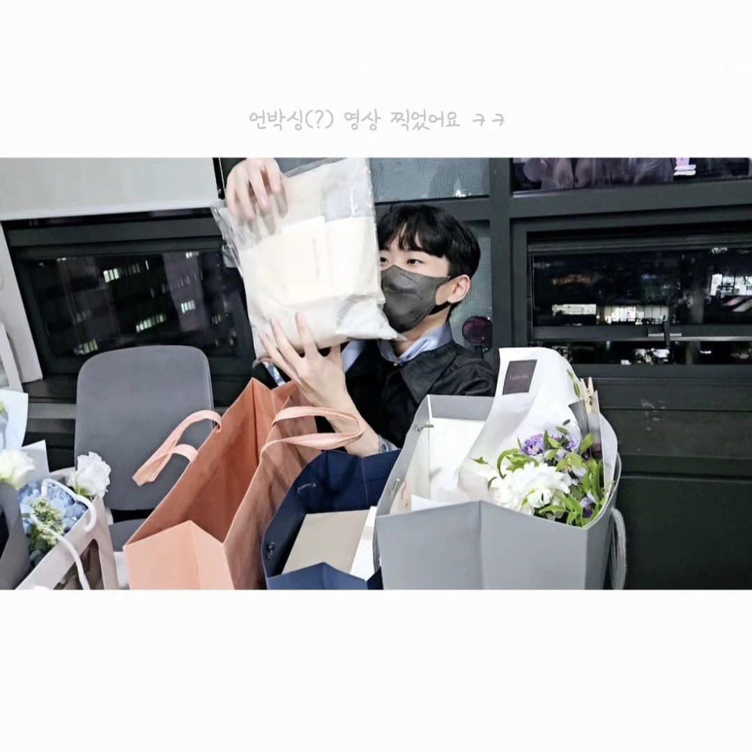 이우리가 투니성우실을 사랑해서 풍경 사진도 따로 찍어놓고 아코 프사도 성우실에서 찍은 사진이고 선물 받을 때마다 인증샷도 성우실에서 다 찍을만큼 추억이 개많은 공간인데 지금 ㅇ ㅕ기가 이 사 를 간 다 고 요 ? 이건아니지