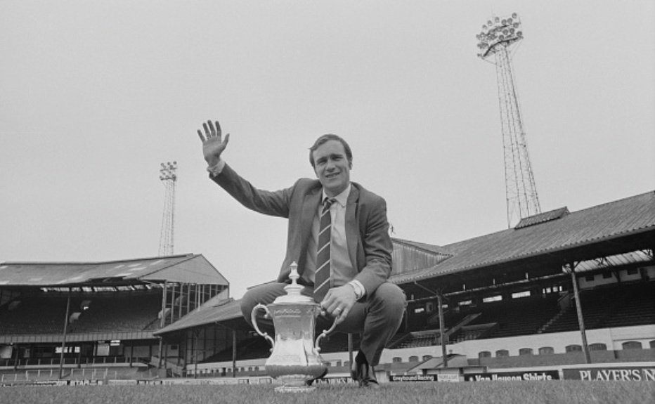 Ron Harris of Chelsea poses with the FA Cup back in 1970

#CFC #Chelsea #Blues #FACup