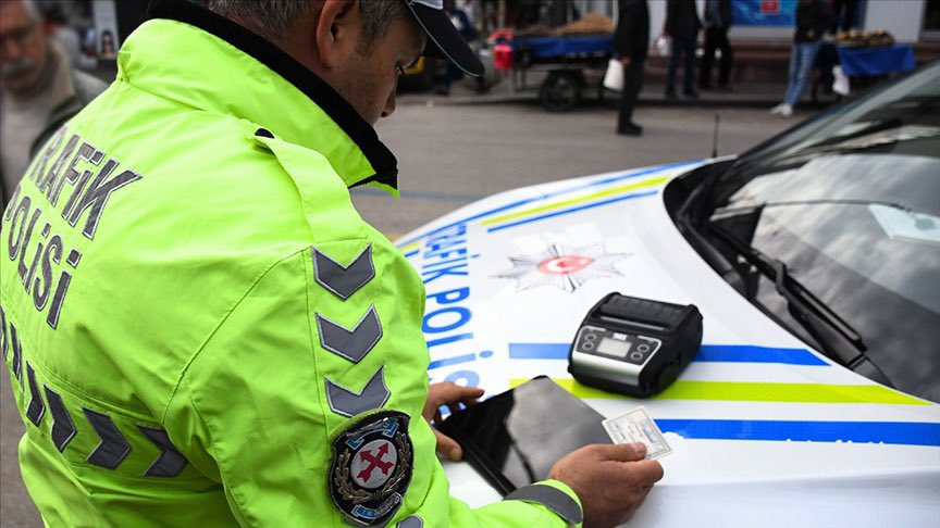 Manisa’da polisin “dur” ihtarına uymayarak kaçan sürücüye toplam 725 bin lira idari para cezası kesildi.