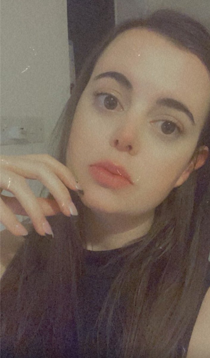 ACNHCarrie's tweet image. Last night 🌹🖤🍷
#fridaynight #selfies