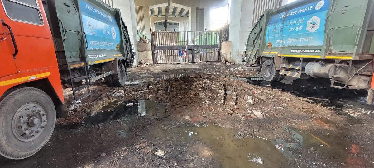 vbhat786's tweet photo. Garbage and stagnant dirty water below Dahisar Flyover, New Link Road (Bablipada). Ironically, BMC garbage vehicles are parked here while the area remains filthy.

Request urgent cleaning.

@mybmc @mybmcWardRNorth @manishaBJP @mybmcWardRN @Kamlakar_Shenoy
#Mumbai #Dahisar https://t.co/SYRnHuiy3O