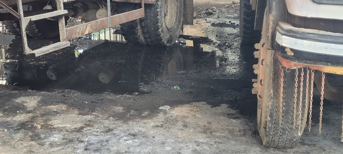 vbhat786's tweet photo. Garbage and stagnant dirty water below Dahisar Flyover, New Link Road (Bablipada). Ironically, BMC garbage vehicles are parked here while the area remains filthy.

Request urgent cleaning.

@mybmc @mybmcWardRNorth @manishaBJP @mybmcWardRN @Kamlakar_Shenoy
#Mumbai #Dahisar https://t.co/SYRnHuiy3O