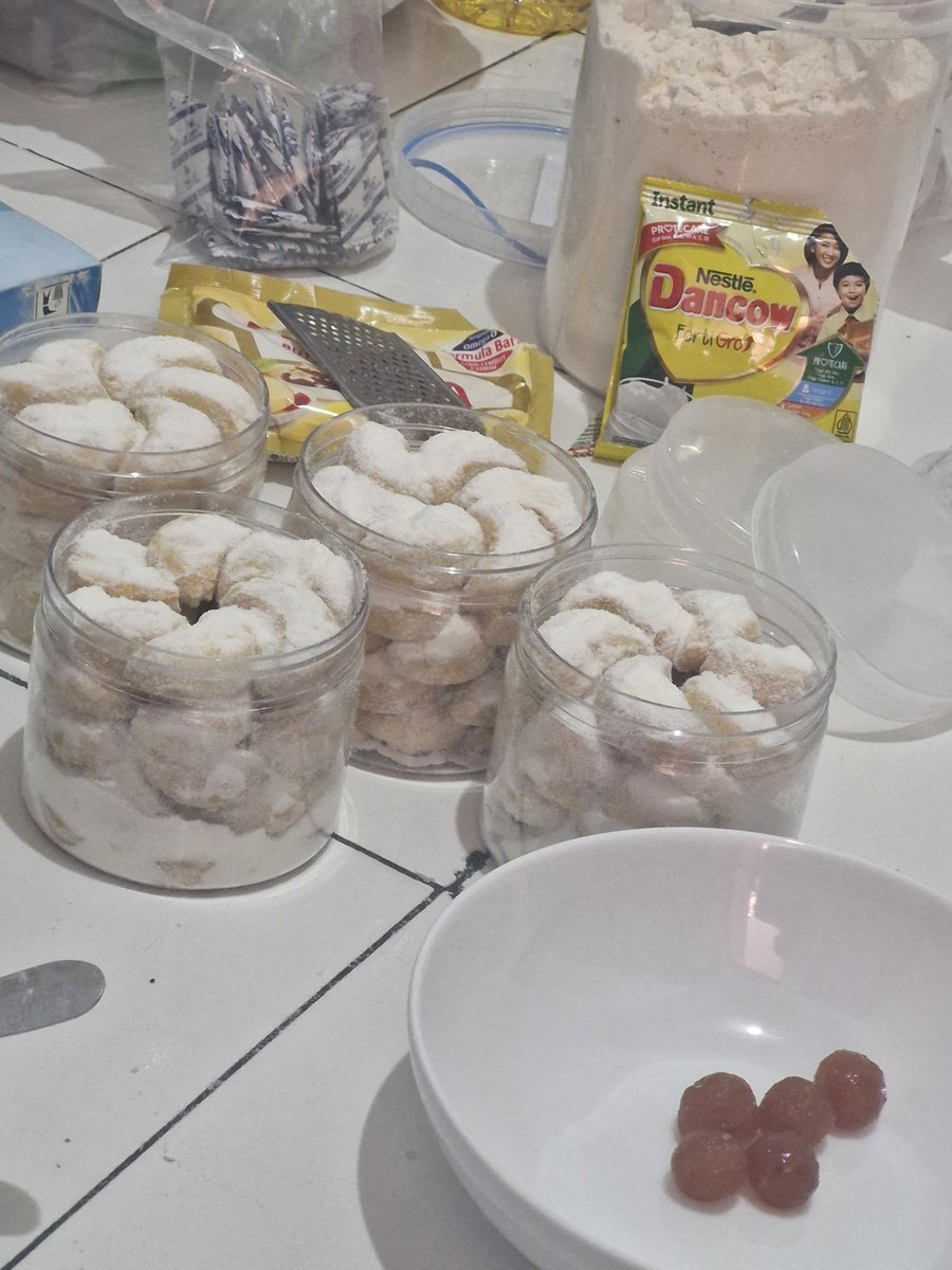 Nyambi nyiapin kue lebaran 🤭