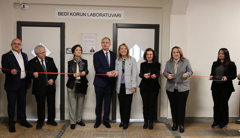 YtuMakFakultesi's tweet photo. Makine Fakültemizde öğrencilerimizin eğitim ve araştırma olanaklarını güçlendirecek önemli bir adımı daha birlikte kutlamanın mutluluğunu yaşadık. Bedi KORUN Bilgisayar Laboratuvarı’nın açılış töreni, 3 Mart 2026 tarihinde Rektör Yardımcımız, Korun Ailesi ile akademik kadromuz ve https://t.co/loVClclezp