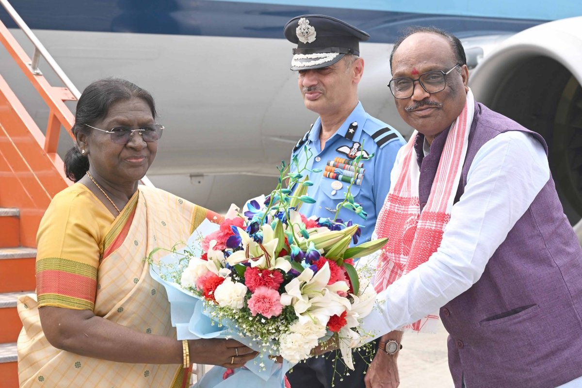 airnewsalerts's tweet image. President #DroupadiMurmu arrives in #Siliguri, West Bengal, to attend the 9th International Santal Conference. She was received by Union Minister of State for Tribal Affairs Durgadas Uikey. 

@rashtrapatibhvn | #WestBengal