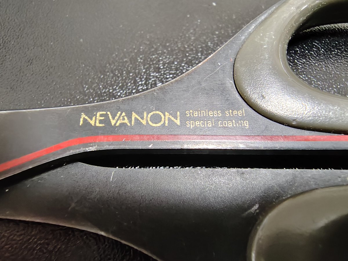 siburadi's tweet image. 家族が20年以上前会社からの一斉配布で貰ってきた鋏をメーカーとかよく見ず使っていた。
ステンレスだとたまにアルミホイルで切れ味を良くする必要があるけど、この鋏は何にもしなくてもいつまでも切れ味が落ちない。
多分一生物として使い続ける既に身内のような存在になっている。
#NEVANON  #ハサミ