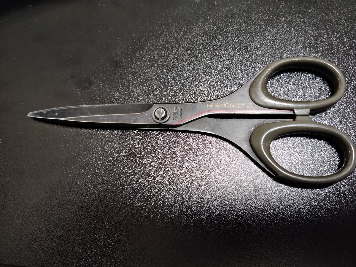 siburadi's tweet image. 家族が20年以上前会社からの一斉配布で貰ってきた鋏をメーカーとかよく見ず使っていた。
ステンレスだとたまにアルミホイルで切れ味を良くする必要があるけど、この鋏は何にもしなくてもいつまでも切れ味が落ちない。
多分一生物として使い続ける既に身内のような存在になっている。
#NEVANON  #ハサミ