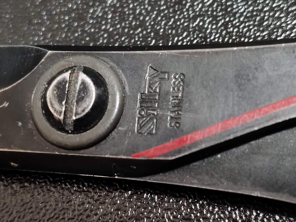 siburadi's tweet image. 家族が20年以上前会社からの一斉配布で貰ってきた鋏をメーカーとかよく見ず使っていた。
ステンレスだとたまにアルミホイルで切れ味を良くする必要があるけど、この鋏は何にもしなくてもいつまでも切れ味が落ちない。
多分一生物として使い続ける既に身内のような存在になっている。
#NEVANON  #ハサミ