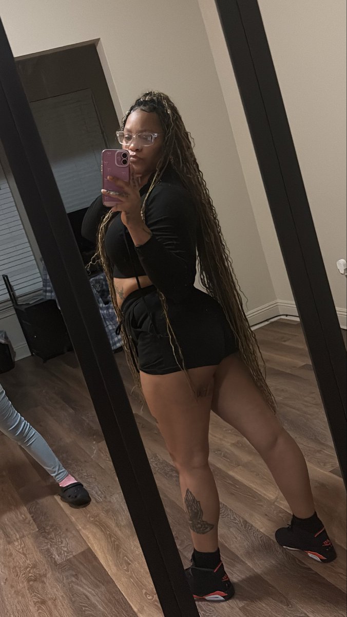 QweenBee tweet media