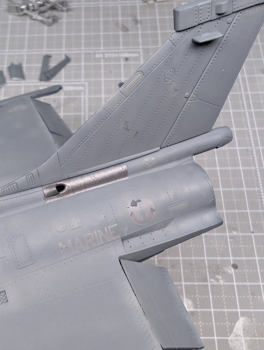 【ラファール制作記】
APU周り塗るために貼ったマスキングのおかげでデカール剥げたぁぁぁぁあああ！！