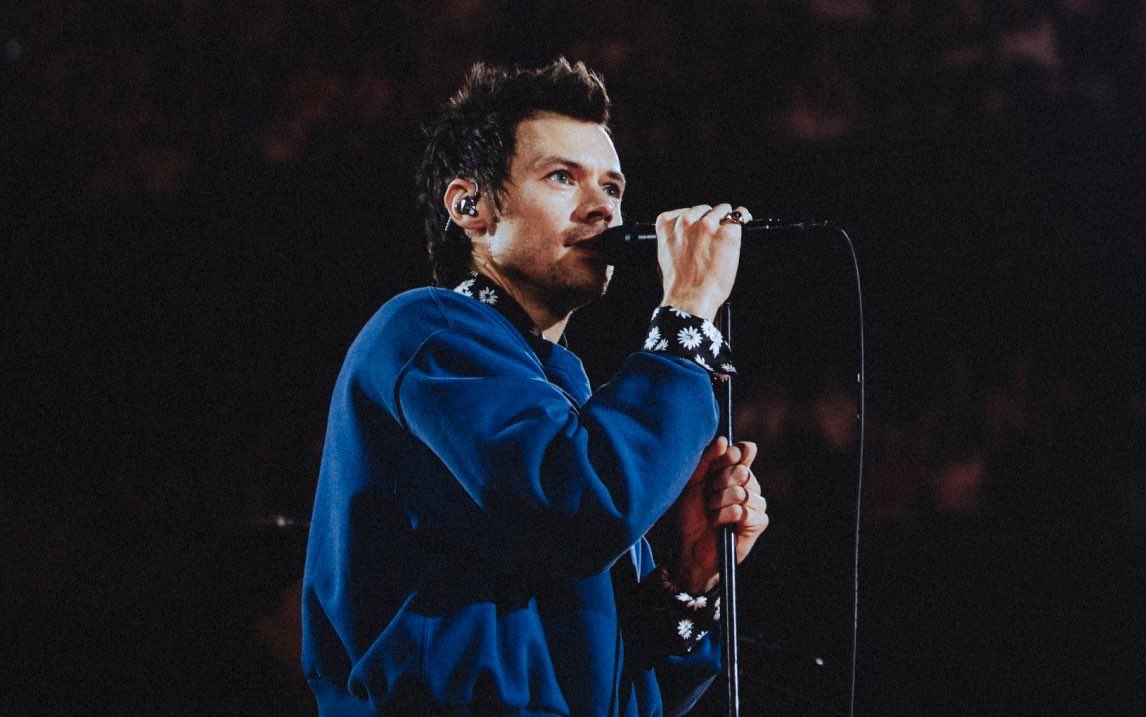 hsdaily's tweet photo. Harry for One Night in Manchester.
Photograph by Netflix. https://t.co/CikJlRp5Sh