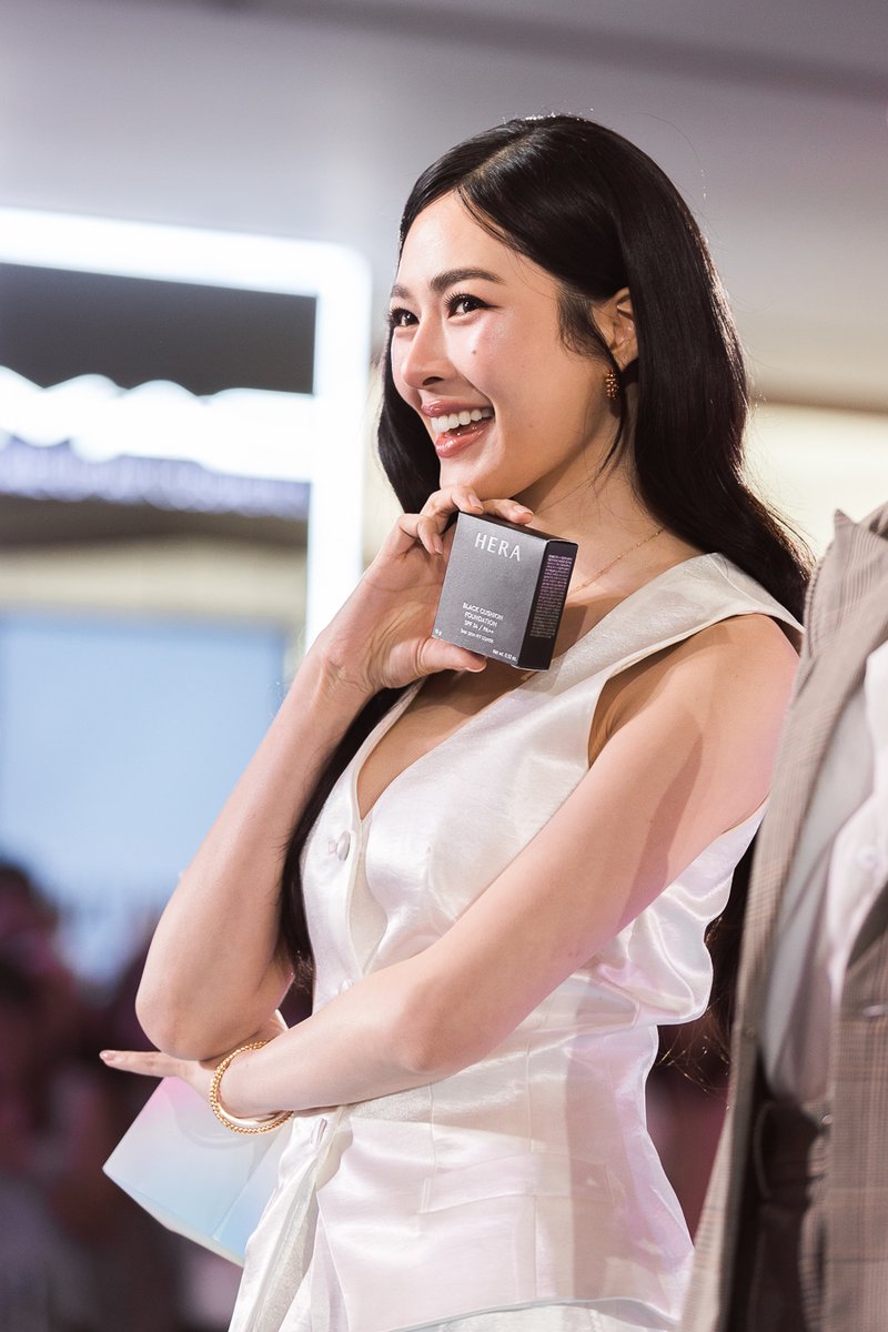 🫶🏻 Lingling with HERA Cushion 🖤
<a href="/linglingsirilak/">linglingsirilak</a>

LINGLING HERA CUSHION
#HERALoverWithLinglingKwong

#HERAxLingLing #HERAxCentralTheFashionDisruptors
#CentralTheFashionDisruptorsXLingXHera

#CentralTheFashionDisruptorsXLingLing
#CentralTheFashionDisruptors2026
#linglingkwong