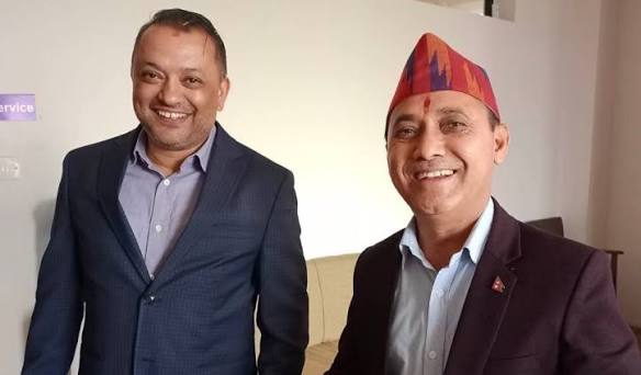 गगनलाई उचालेर चुनाब अगाडि नै सभापती बनाए तर म्यादी सभापति, अब चुनाब हारेपछि नैतिकताको आधारमा राजिनामा दिन्छन होला । चतुर झापाली यो अवस्था आउने छाँटकाँट थाहा पाएर चुनाब नै लडेनन्। अब गगनले राजिनामा दिएपछि, सभापती हुने पालो उनै चतुर झापालीको। सर्प पनि मर्यो, लाठी पनि भाँचिएन 😁