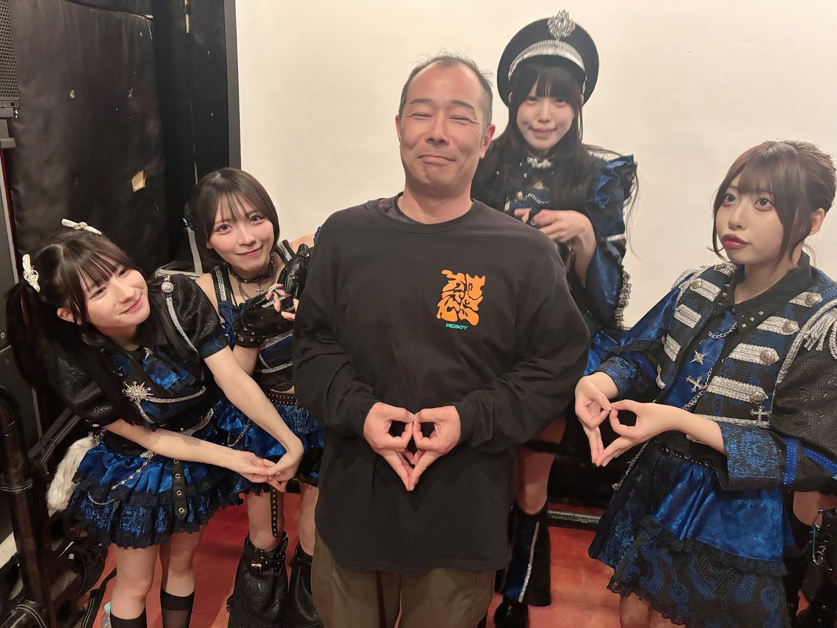 kinta0217's tweet photo. MiiS囲み

ひなた「あっ！きんたや！皆んなこのポーズして！」
👩👩‍⚕️👧「え〜、そんなポーズさせないでよ」

ひなた「この人はきんたまんだから」
👩👩‍⚕️👧「ほなしゃーないか‥」

(;´-`).｡ｏO(納得するんだ‥) https://t.co/1QKv9oZ7pz