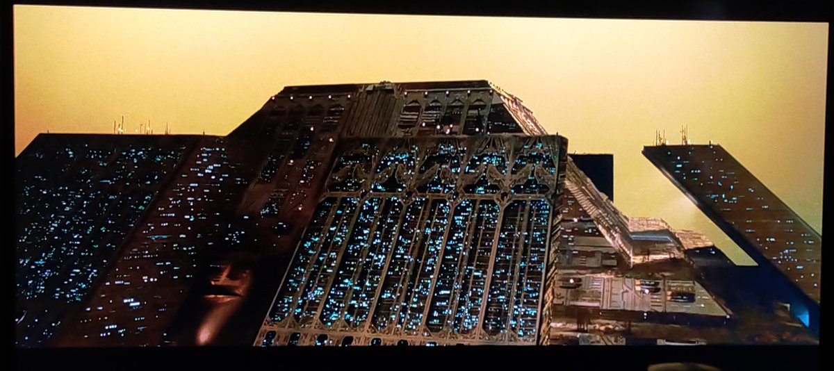 hidechan59's tweet photo. #マインクラフト　地中海ワールド
映画『ブレードランナー』に出てくるタイレル社の建物を参考に遺跡を作ってみました。
気が向いたときしかプレイしないので、整地からここまで４カ月以上かかりました。
遺跡の中と周りの装飾は、気が向いたら。 https://t.co/lmQBJZQvCg